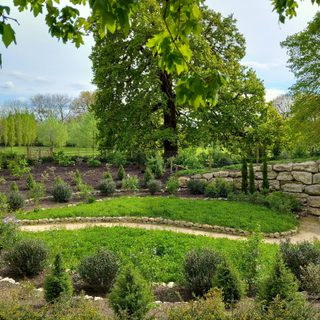 Alternative text should describe the visual content of the image.