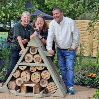 Alternative text should describe the visual content of the image.