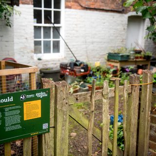 Alternative text should describe the visual content of the image.