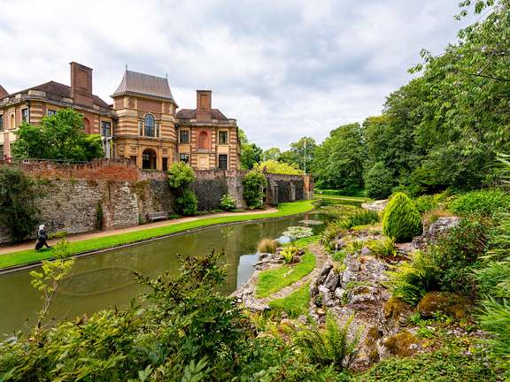 Alternative text should describe the visual content of the image.