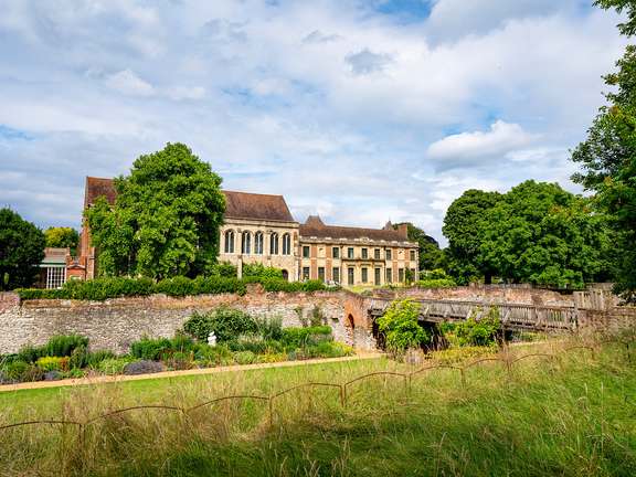 Alternative text should describe the visual content of the image.