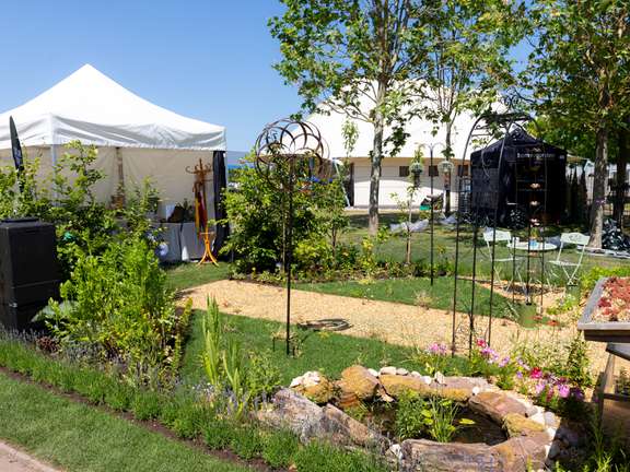 Alternative text should describe the visual content of the image.