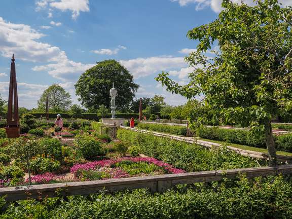 Alternative text should describe the visual content of the image.