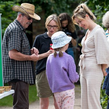 Alternative text should describe the visual content of the image.